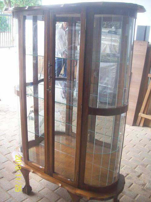 Ball and Claw Display with 3 shelfs was sold for R2