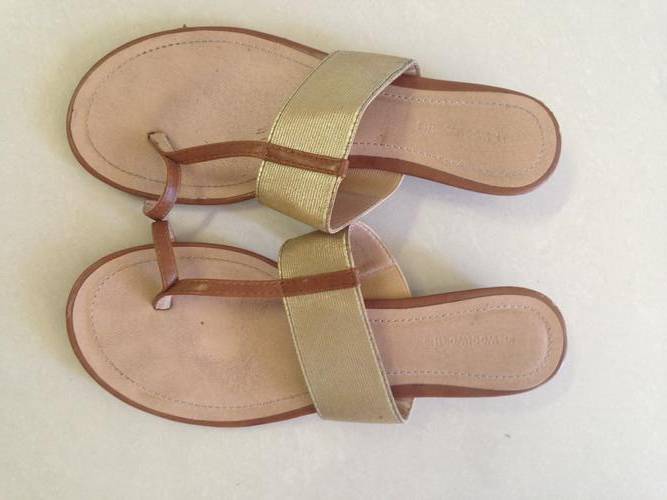 Sandals Woolworths Wedge Sandals was sold for R100.00 on 6 May at 20
