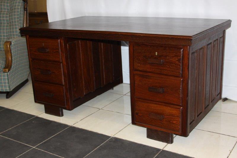 Partridge deals wood desk