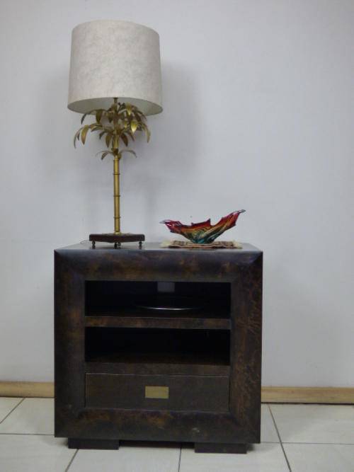 A STUNNING & VERY STYLISH "CORICRAFT" TV STAND WITH PLACE