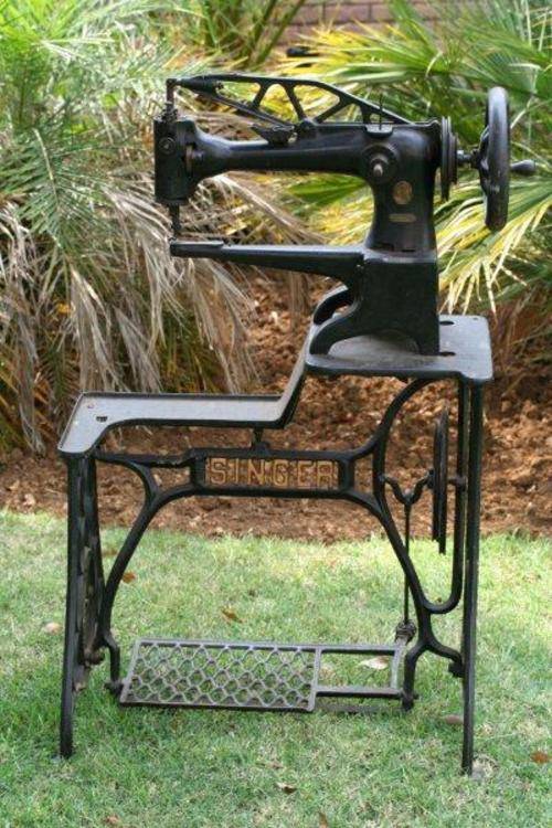 Other Antiques & Collectables A STUNNING INDUSTRIAL SINGER LEATHER