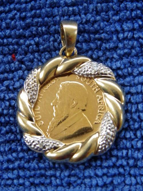 1 10 2001 GOLD KRUGERRAND PENDANT WITH 4 DIAMONDS SET IN 9CT GOLD