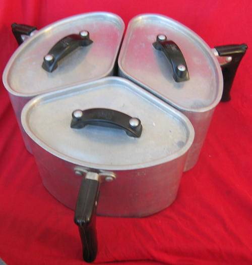 Other Kitchenalia 3 VINTAGE TRIANGULAR ALUMINUM HART COOKING POTS was