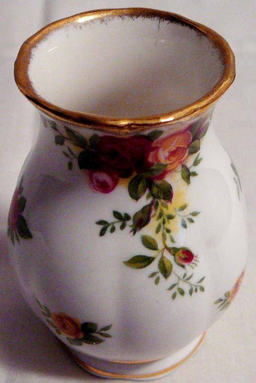 English Porcelain Royal Albert Vase Old Country Roses was sold for R150.00 on 15 Mar at 1224