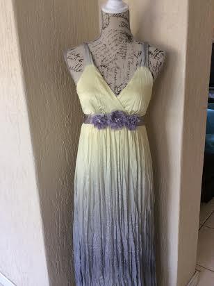 Formal Dresses - Stunning 2 Tone Truworths Evening Dress was sold for  R46.00 on 6 Feb at 13:46 by Dzignergal in Vereeniging (ID:175147165)