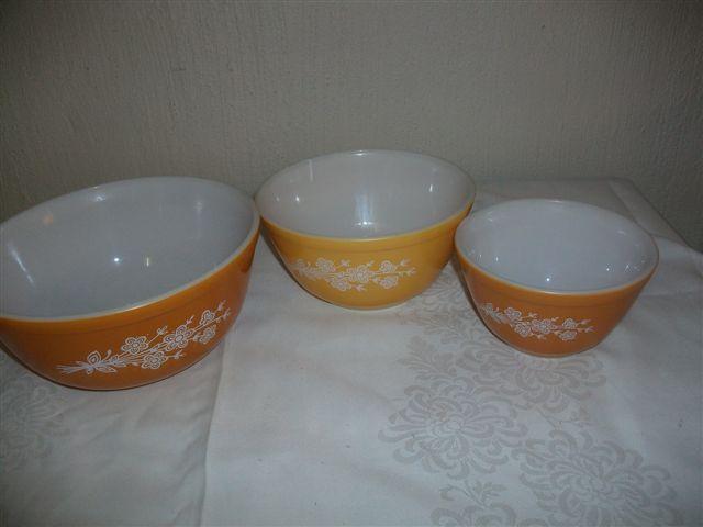 Crockery - A set of three vintage corning ware pyrex mixing bowls ... Crockery - A set of three vintage corning ware pyrex mixing bowls ...