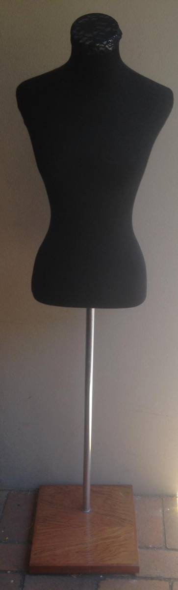 Mannequins Halfbody Female Mannequin was sold for R450.00 on 17 Oct