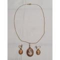 An antique 9ct gold mounted shell Cameo pendant and earring set