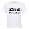 SMILE - it confuses people! - Kids T-Shirt