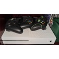 XBOX ONE S 1TB 5 games 3 controllers