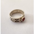 Ring - 925 Silver Pattern Band With Cornelian Centre Stone #ML1429