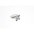 Ring - Silver Tone Solitaire Design with Split Band. Large Clear Stone in Claws - ML2528