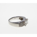 Ring - Vintage 925 Silver Ring with Centre Square Diamante and Surrounding Diamantes - ML2254