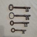 Antique keys - 4 old vintage and antique keys - 7 to 11 cms