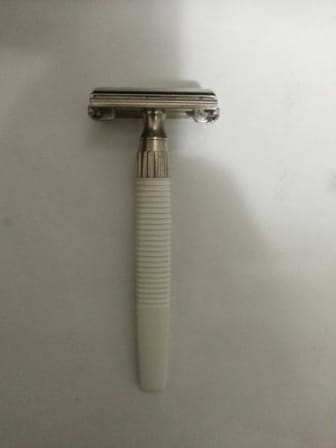 Razors Shavers Epilators Gillette Slim Twist With White Handle Vintage Was Sold For R160 00 On 3 Jun At 10 00 By Copia In Pretoria Tshwane Id