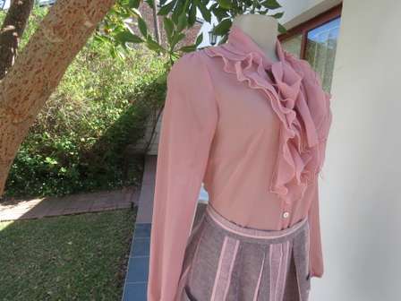 Chic and feminine dusty pink blouse 