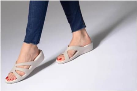 crocs women's sanrah strappy wedge sandal