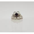 925 Sterling Silver Ring weight 2.1g size M as per photo