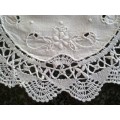 Vintage white linen doilie with bobbin lace edge 23cm