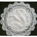Vintage white linen doilie with bobbin lace edge 23cm