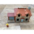 vintage fisher price house 952 with a little people