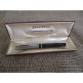 Vintage Sheaffer's Fountain Pen With 14K Gold Nip In Original Holder     Made In USA