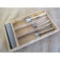 Nice Collection Of 21 Pieces Quality Wood Carving Knifes Plus Sharpening Stone, All In Wooden Tray
