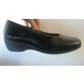 WAS R450. - BLACK LEATHER WEDGE PUMPS. Size 6. Wide.