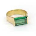 Elegant green tourmaline ring set in 18ct gold