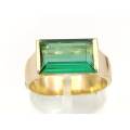Elegant green tourmaline ring set in 18ct gold
