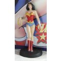 DC Comics - Lead, hand painted figurine with book - Wonder Woman - #8 - Bid Now!
