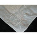 VINTAGE COTON EMBROIDERED HANKIE AND FREE STRAND OF FOUX PEARLS