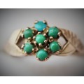 UNUSUAL GREEN TURQUOISE FLOWER CLUSTER 9ct YELLOW GOLD RING. VINTAGE PIECE LONDON 1966 DATE MARK