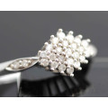 GORGEOUS DIAMOND AND WHITE 9ct GOLD CLUSTER RING. *JEWELLER CERTIFIED R11'739*