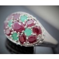 MAGNIFICENT EMERALD AND RUBY COCKTAIL STERLING SILVER CLUSTER RING. 925 A HEAVY 6,55g!