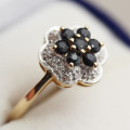 PRETTY FLOWER DESIGN BLUE SPINEL AND DIAMOND 9CT GOLD RING. 375. VINTAGE ENGLISH.