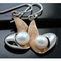 MODERN GEOMETRIC STERLING SILVER AND NATURAL PEARL EARRINGS. 925