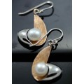 MODERN GEOMETRIC STERLING SILVER AND NATURAL PEARL EARRINGS. 925