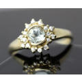 ENGLISH VINTAGE PERIDOT SOLITAIRE 9CT YELLOW GOLD RING WITH WHITE TOPAZ RUFF