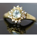 ENGLISH VINTAGE PERIDOT SOLITAIRE 9CT YELLOW GOLD RING WITH WHITE TOPAZ RUFF