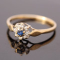 DAINTY VINTAGE SAPPHIRE AND DIAMOND 9CT YELLOW AND WHITE GOLD RING. 375.