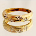 VINTAGE ENGLISH SHANK STYLE HALF ROUND 9CT YELLOW DIAMOND RING WITH GROOVED STAR-SHAPE MOTIFS. 375