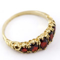 GLORIOUS VINTAGE GARNET 9CT YELLOW GOLD RING WITH VERY PRETTY GALLEY AND SHOULDER DETAIL. 375