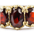 GLORIOUS VINTAGE GARNET 9CT YELLOW GOLD RING WITH VERY PRETTY GALLEY AND SHOULDER DETAIL. 375