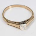 VINTAGE DIAMOND SOLITAIRE 9CT YELLOW & WHITE GOLD RING. 375.