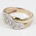 GORGEOUS DIAMOND PAVÉ CROSSOVER 9CT YELLOW GOLD RING. *JEWELLER EVALUATION R17`000*
