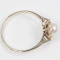 VINTAGE FRESHWATER PEARL 9CT YELLOW GOLD RING. INTRICATE OPENWORK DESIGN. 375