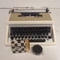 VINTAGE UNDERWOOD 310  1960S PORTABLE TYPEWRITER  MADE IN SPAIN