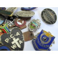 Mixed lot of badges / vintage / damaged or without pins
