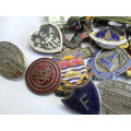 Mixed lot of badges / vintage / damaged or without pins